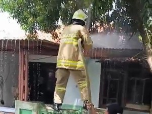 Bakar Daun Kering di Atap, Rumah Warga Pulau Tidung Ikut Terbakar