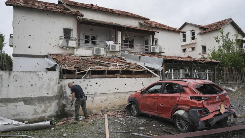 People check their family's damaged house at the scene where one of the projectiles fell, after projectiles crossed over to Israel from Lebanon, amid ongoing hostilities between Hezbollah and Israel, in Rinatiya, Israel, November 24, 2024. REUTERS/Itai Ron  ISRAEL OUT. NO COMMERCIAL OR EDITORIAL SALES IN ISRAEL   REFILE - CORRECTING 