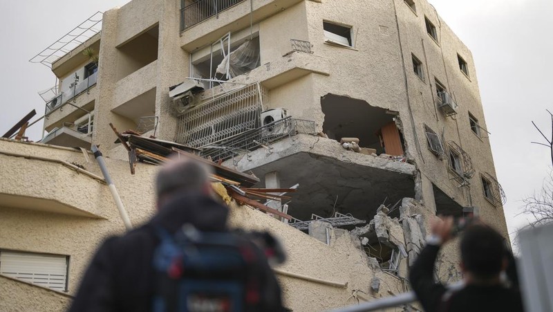 People check their family's damaged house at the scene where one of the projectiles fell, after projectiles crossed over to Israel from Lebanon, amid ongoing hostilities between Hezbollah and Israel, in Rinatiya, Israel, November 24, 2024. REUTERS/Itai Ron  ISRAEL OUT. NO COMMERCIAL OR EDITORIAL SALES IN ISRAEL   REFILE - CORRECTING 