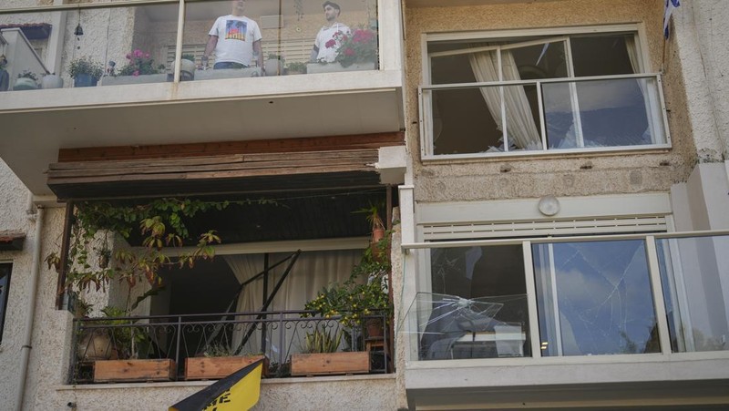 People check their family's damaged house at the scene where one of the projectiles fell, after projectiles crossed over to Israel from Lebanon, amid ongoing hostilities between Hezbollah and Israel, in Rinatiya, Israel, November 24, 2024. REUTERS/Itai Ron  ISRAEL OUT. NO COMMERCIAL OR EDITORIAL SALES IN ISRAEL   REFILE - CORRECTING 