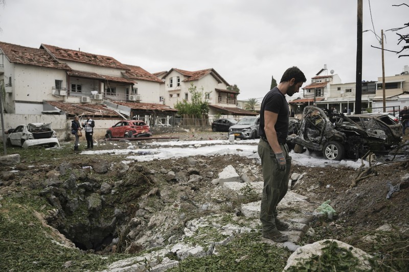 People check their family's damaged house at the scene where one of the projectiles fell, after projectiles crossed over to Israel from Lebanon, amid ongoing hostilities between Hezbollah and Israel, in Rinatiya, Israel, November 24, 2024. REUTERS/Itai Ron  ISRAEL OUT. NO COMMERCIAL OR EDITORIAL SALES IN ISRAEL   REFILE - CORRECTING 