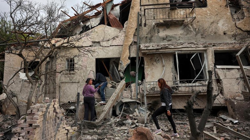 People check their family's damaged house at the scene where one of the projectiles fell, after projectiles crossed over to Israel from Lebanon, amid ongoing hostilities between Hezbollah and Israel, in Rinatiya, Israel, November 24, 2024. REUTERS/Itai Ron  ISRAEL OUT. NO COMMERCIAL OR EDITORIAL SALES IN ISRAEL   REFILE - CORRECTING 