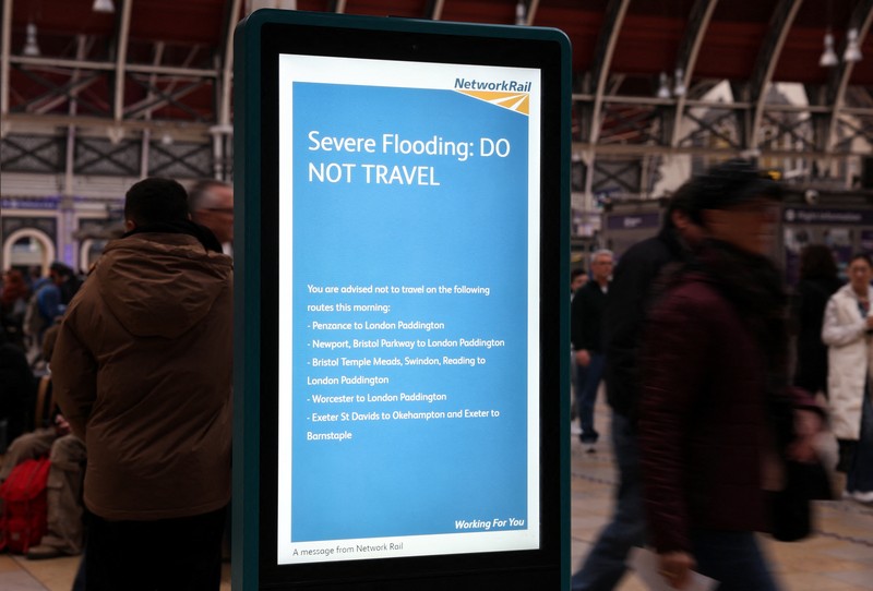 Penumpang kereta api menunggu dengan barang bawaan mereka setelah pembatalan kereta yang disebabkan oleh Badai Bert, di Stasiun Paddington di London, Inggris, 25 November 2024. Penumpang kereta api menunggu dengan barang bawaan mereka setelah pembatalan kereta yang disebabkan oleh Badai Bert, di Stasiun Paddington di London, Inggris, 25 November 2024. (REUTERS/Mina Kim)