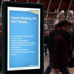 Potret London Dihantam Badai Bert, Kereta Api Inggris Lumpuh