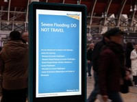 Potret London Dihantam Badai Bert, Kereta Api Inggris Lumpuh