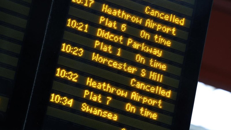 Penumpang kereta api menunggu dengan barang bawaan mereka setelah pembatalan kereta yang disebabkan oleh Badai Bert, di Stasiun Paddington di London, Inggris, 25 November 2024. (REUTERS/Mina Kim)