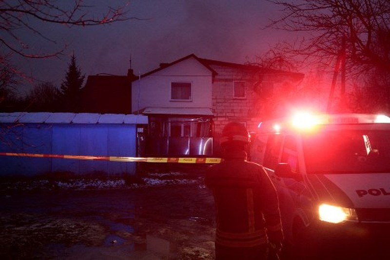 LITHUANIA-CRASH/ Smoke billows following a DHL cargo plane crash in Vilnius, Lithuania, November 25, 2024. REUTERS/Andrius Sytas