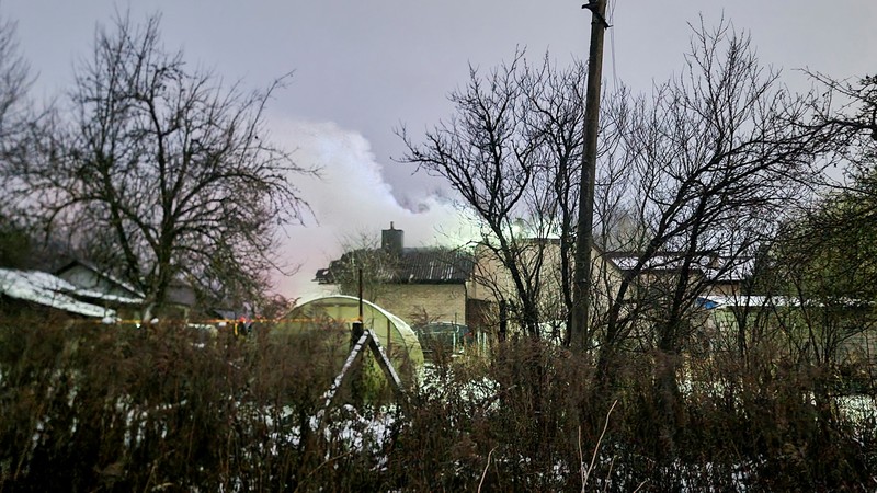 LITHUANIA-CRASH/ Smoke billows following a DHL cargo plane crash in Vilnius, Lithuania, November 25, 2024. REUTERS/Andrius Sytas