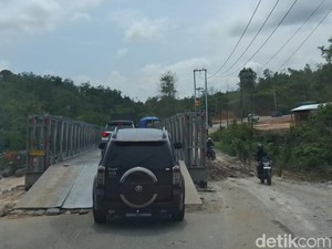 Jalan Lintas Riau-Sumbar Putus, Mobil Tonase Berat Tak Bisa Melintas