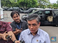 Prabowo Panggil Menaker ke Istana, UMP 2025 Bakal Diumumkan?