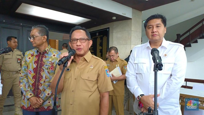 Menteri Perumahan dan Kawasan Permukiman (PKP) Maruar Sirait, Menteri Pekerjaan Umum (PU) Dody Hanggodo, dan Menteri Dalam Negeri (Mendagri) Tito Karnavian melakukan penandatangan SKB di kantor Kemendagri, Jakarta, Senin (25/11/2024). (CNBC Indonesia/Martya Sari)