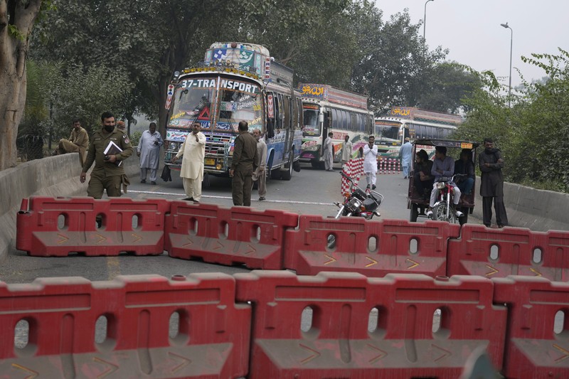 Pakistan Lockdown Paramilitary soldiers patrol as they station at a overhead bridge ahead of a planned rally by supporters of imprisoned former Prime Minister Imran Khan's Pakistan Tehreek-e-Insaf party, in Islamabad, Pakistan, Sunday, Nov. 24, 2024. (AP Photo/Anjum Naveed)