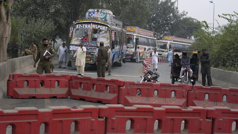 Paramilitary soldiers patrol as they station at a overhead bridge ahead of a planned rally by supporters of imprisoned former Prime Minister Imran Khan's Pakistan Tehreek-e-Insaf party, in Islamabad, Pakistan, Sunday, Nov. 24, 2024. (AP Photo/Anjum Naveed)