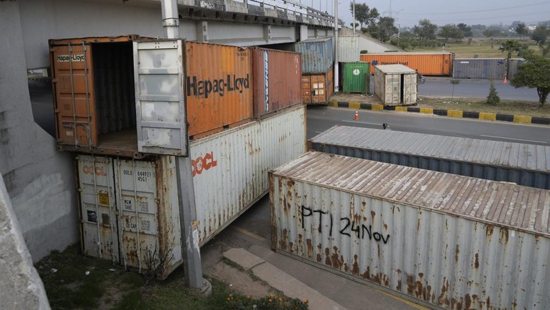 Paramilitary soldiers patrol as they station at a overhead bridge ahead of a planned rally by supporters of imprisoned former Prime Minister Imran Khan's Pakistan Tehreek-e-Insaf party, in Islamabad, Pakistan, Sunday, Nov. 24, 2024. (AP Photo/Anjum Naveed)