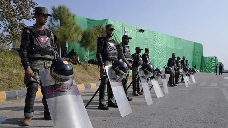 Paramilitary soldiers patrol as they station at a overhead bridge ahead of a planned rally by supporters of imprisoned former Prime Minister Imran Khan's Pakistan Tehreek-e-Insaf party, in Islamabad, Pakistan, Sunday, Nov. 24, 2024. (AP Photo/Anjum Naveed)