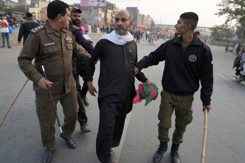 Paramilitary soldiers patrol as they station at a overhead bridge ahead of a planned rally by supporters of imprisoned former Prime Minister Imran Khan's Pakistan Tehreek-e-Insaf party, in Islamabad, Pakistan, Sunday, Nov. 24, 2024. (AP Photo/Anjum Naveed)