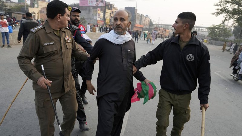 Paramilitary soldiers patrol as they station at a overhead bridge ahead of a planned rally by supporters of imprisoned former Prime Minister Imran Khan's Pakistan Tehreek-e-Insaf party, in Islamabad, Pakistan, Sunday, Nov. 24, 2024. (AP Photo/Anjum Naveed)