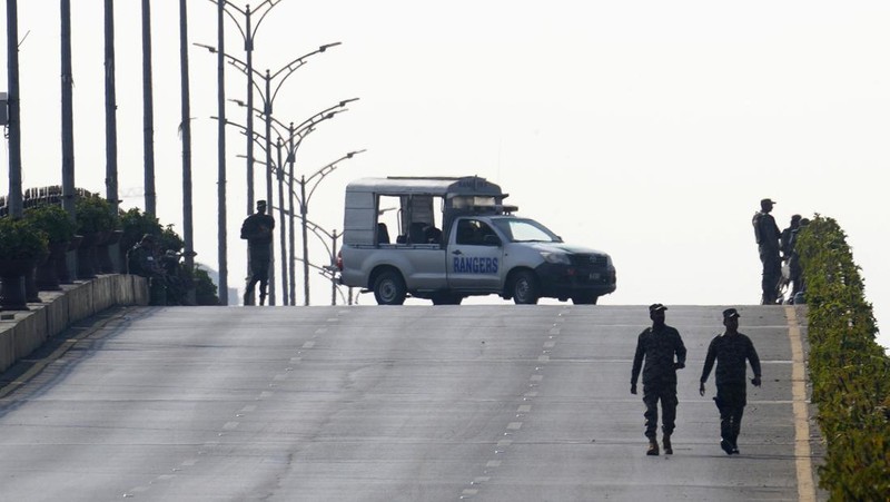 Paramilitary soldiers patrol as they station at a overhead bridge ahead of a planned rally by supporters of imprisoned former Prime Minister Imran Khan's Pakistan Tehreek-e-Insaf party, in Islamabad, Pakistan, Sunday, Nov. 24, 2024. (AP Photo/Anjum Naveed)