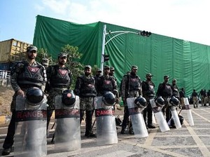 Ibu Kota Pakistan Lockdown gegara Demo Pro Imran Khan, Jalan Ditutup Kontainer