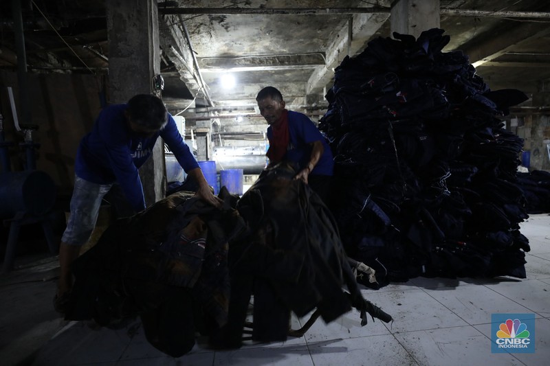 Pekerja menyelesaikan pencucian pakaian jeans di kawasan Jakarta, Senin (25/11/2024). Pemerintah bakal memberlakukan tarif Pajak Pertambahan Nilai (PPN) sebesar 12% di tahun 2025 nanti. Pekerja menyelesaikan pencucian pakaian jeans di kawasan Jakarta, Senin (25/11/2024). Pemerintah bakal memberlakukan tarif Pajak Pertambahan Nilai (PPN) sebesar 12% di tahun 2025 nanti. (CNBC Indonesia/Tri Susilo)