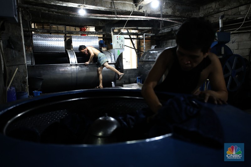 Pekerja menyelesaikan pencucian pakaian jeans di kawasan Jakarta, Senin (25/11/2024). Pemerintah bakal memberlakukan tarif Pajak Pertambahan Nilai (PPN) sebesar 12% di tahun 2025 nanti. Pekerja menyelesaikan pencucian pakaian jeans di kawasan Jakarta, Senin (25/11/2024). Pemerintah bakal memberlakukan tarif Pajak Pertambahan Nilai (PPN) sebesar 12% di tahun 2025 nanti. (CNBC Indonesia/Tri Susilo)