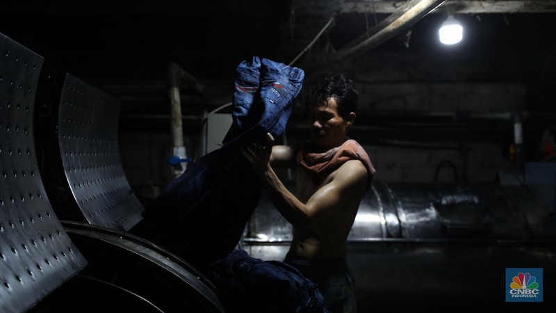 Pekerja menyelesaikan pencucian pakaian jeans di kawasan Jakarta, Senin (25/11/2024). Pemerintah bakal memberlakukan tarif Pajak Pertambahan Nilai (PPN) sebesar 12% di tahun 2025 nanti. Pekerja menyelesaikan pencucian pakaian jeans di kawasan Jakarta, Senin (25/11/2024). Pemerintah bakal memberlakukan tarif Pajak Pertambahan Nilai (PPN) sebesar 12% di tahun 2025 nanti. (CNBC Indonesia/Tri Susilo)