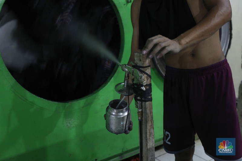 Pekerja menyelesaikan pencucian pakaian jeans di kawasan Jakarta, Senin (25/11/2024). Pemerintah bakal memberlakukan tarif Pajak Pertambahan Nilai (PPN) sebesar 12% di tahun 2025 nanti. Pekerja menyelesaikan pencucian pakaian jeans di kawasan Jakarta, Senin (25/11/2024). Pemerintah bakal memberlakukan tarif Pajak Pertambahan Nilai (PPN) sebesar 12% di tahun 2025 nanti. (CNBC Indonesia/Tri Susilo)