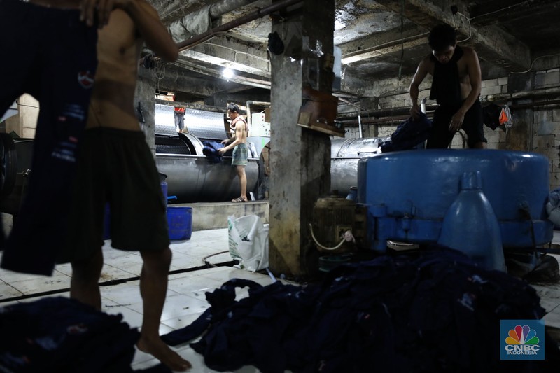 Pekerja menyelesaikan pencucian pakaian jeans di kawasan Jakarta, Senin (25/11/2024). Pemerintah bakal memberlakukan tarif Pajak Pertambahan Nilai (PPN) sebesar 12% di tahun 2025 nanti. Pekerja menyelesaikan pencucian pakaian jeans di kawasan Jakarta, Senin (25/11/2024). Pemerintah bakal memberlakukan tarif Pajak Pertambahan Nilai (PPN) sebesar 12% di tahun 2025 nanti. (CNBC Indonesia/Tri Susilo)