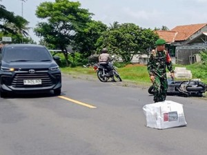 Pemotor Jatuh gegara Hindari Kotak Suara Tercecer di Jalan Daendels Purworejo