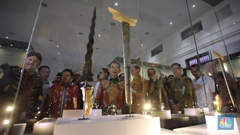 Pengunjung melihat koleksi Keris yang ditampilkan dalam pameran bertajuk Pesona Keris Nusantara di Museum Nasional Indonesia, Jakarta, Senin (25/11/2024). (CNBC Indonesia/Faisal Rahman)