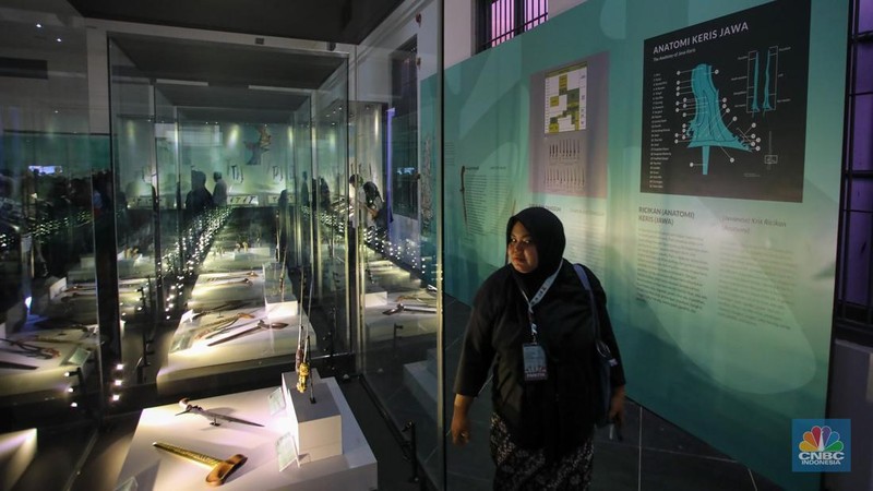 Pengunjung melihat koleksi Keris yang ditampilkan dalam pameran bertajuk Pesona Keris Nusantara di Museum Nasional Indonesia, Jakarta, Senin (25/11/2024). (CNBC Indonesia/Faisal Rahman)