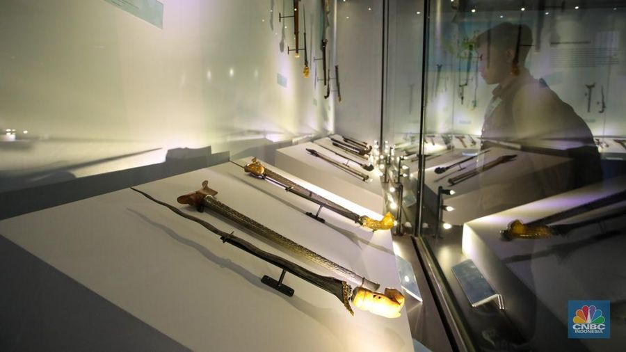 Pengunjung melihat koleksi Keris yang ditampilkan dalam pameran bertajuk Pesona Keris Nusantara di Museum Nasional Indonesia, Jakarta, Senin (25/11/2024). (CNBC Indonesia/Faisal Rahman)