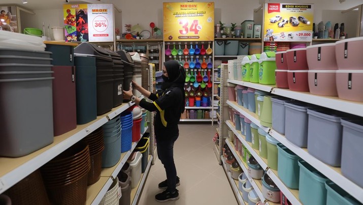 Pengunjung mencari barang di toko ritel MR.DIY, Jakarta. (Ist)