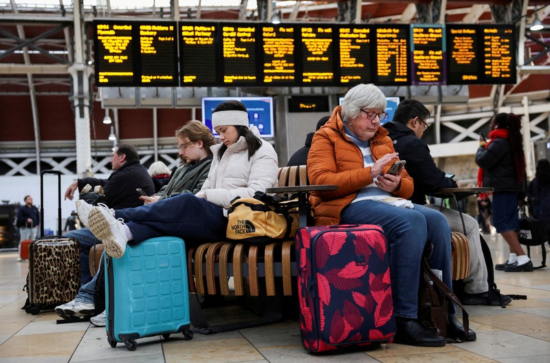 Penumpang kereta api menunggu dengan barang bawaan mereka setelah pembatalan kereta yang disebabkan oleh Badai Bert, di Stasiun Paddington di London, Inggris, 25 November 2024. Penumpang kereta api menunggu dengan barang bawaan mereka setelah pembatalan kereta yang disebabkan oleh Badai Bert, di Stasiun Paddington di London, Inggris, 25 November 2024. (REUTERS/Mina Kim)