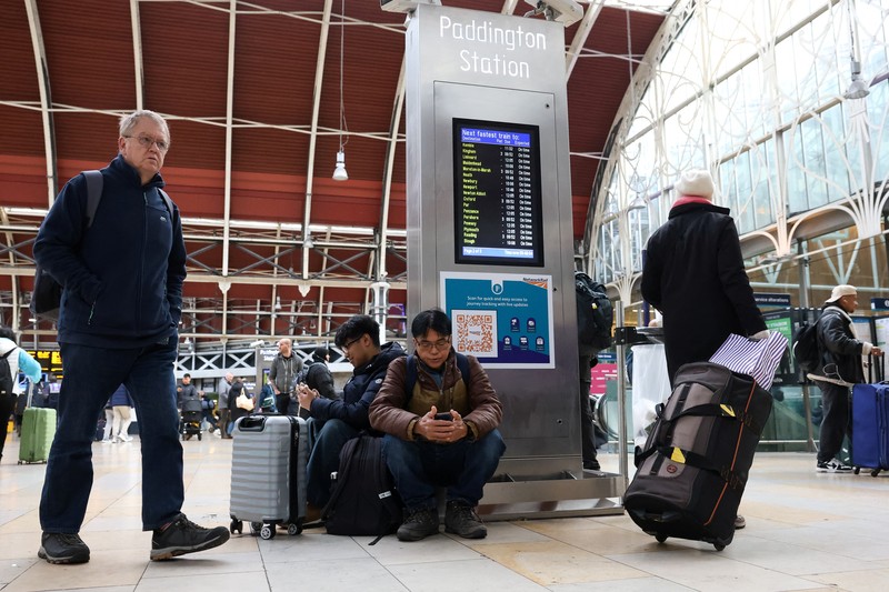Penumpang kereta api menunggu dengan barang bawaan mereka setelah pembatalan kereta yang disebabkan oleh Badai Bert, di Stasiun Paddington di London, Inggris, 25 November 2024. Penumpang kereta api menunggu dengan barang bawaan mereka setelah pembatalan kereta yang disebabkan oleh Badai Bert, di Stasiun Paddington di London, Inggris, 25 November 2024. (REUTERS/Mina Kim)