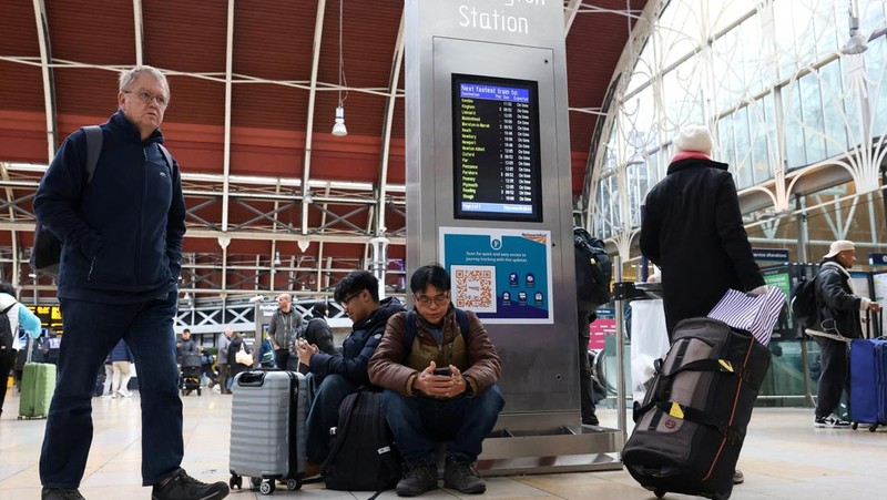 Penumpang kereta api menunggu dengan barang bawaan mereka setelah pembatalan kereta yang disebabkan oleh Badai Bert, di Stasiun Paddington di London, Inggris, 25 November 2024. (REUTERS/Mina Kim)