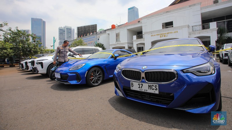 Polda Metro Jaya menetapkan 24 orang sebagai tersangka dalam kasus dugaan penyalahgunaan wewenang pemblokiran situs judi online melibatkan pegawai Kementerian Komunikasi dan Digital (Komdigi). (CNBC Indonesia/Faisal Rahman) Polda Metro Jaya menetapkan 24 orang sebagai tersangka dalam kasus dugaan penyalahgunaan wewenang pemblokiran situs judi online melibatkan pegawai Kementerian Komunikasi dan Digital (Komdigi). (CNBC Indonesia/Faisal Rahman)