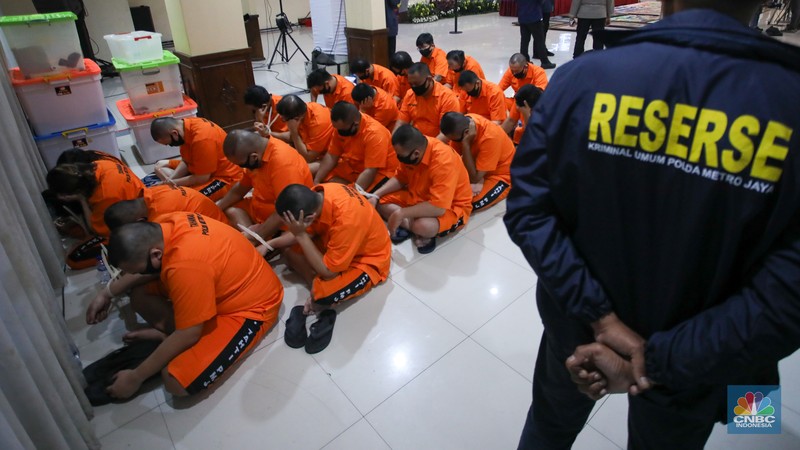 Polda Metro Jaya menetapkan 24 orang sebagai tersangka dalam kasus dugaan penyalahgunaan wewenang pemblokiran situs judi online melibatkan pegawai Kementerian Komunikasi dan Digital (Komdigi). (CNBC Indonesia/Faisal Rahman) Polda Metro Jaya menetapkan 24 orang sebagai tersangka dalam kasus dugaan penyalahgunaan wewenang pemblokiran situs judi online melibatkan pegawai Kementerian Komunikasi dan Digital (Komdigi). (CNBC Indonesia/Faisal Rahman)