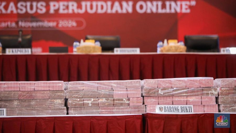 Polda Metro Jaya menetapkan 24 orang sebagai tersangka dalam kasus dugaan penyalahgunaan wewenang pemblokiran situs judi online melibatkan pegawai Kementerian Komunikasi dan Digital (Komdigi). (CNBC Indonesia/Faisal Rahman)