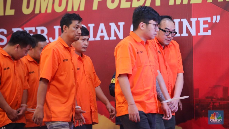 Polda Metro Jaya menetapkan 24 orang sebagai tersangka dalam kasus dugaan penyalahgunaan wewenang pemblokiran situs judi online melibatkan pegawai Kementerian Komunikasi dan Digital (Komdigi). (CNBC Indonesia/Faisal Rahman) Polda Metro Jaya menetapkan 24 orang sebagai tersangka dalam kasus dugaan penyalahgunaan wewenang pemblokiran situs judi online melibatkan pegawai Kementerian Komunikasi dan Digital (Komdigi). (CNBC Indonesia/Faisal Rahman)