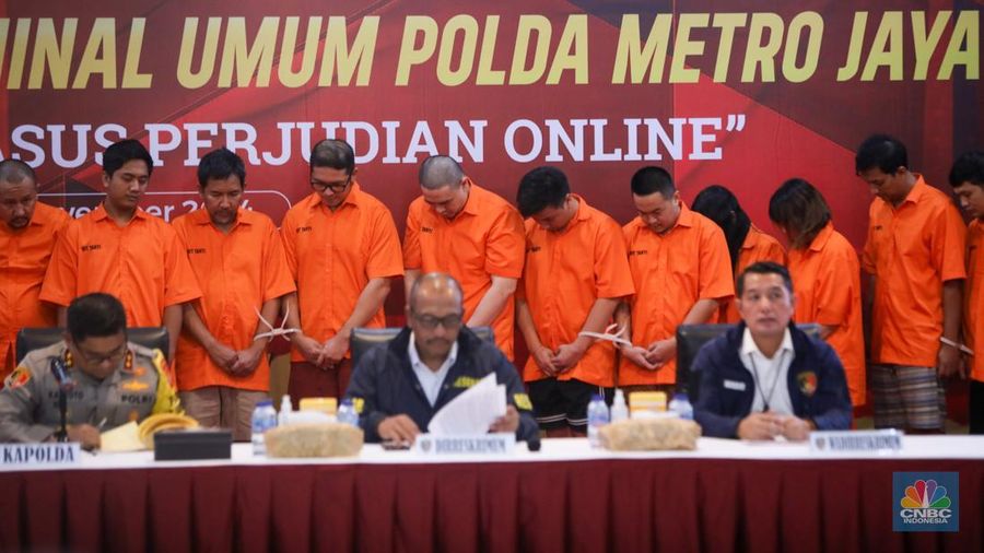 Polda Metro Jaya menetapkan 24 orang sebagai tersangka dalam kasus dugaan penyalahgunaan wewenang pemblokiran situs judi online melibatkan pegawai Kementerian Komunikasi dan Digital (Komdigi). (CNBC Indonesia/Faisal Rahman)