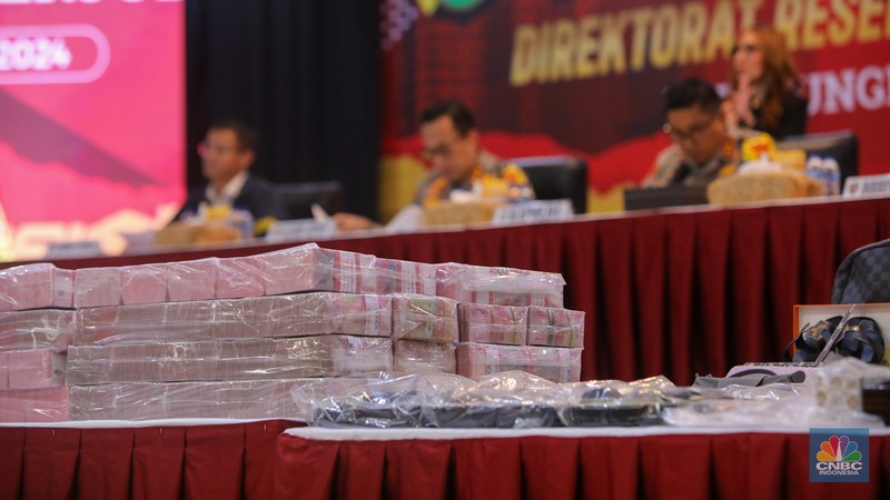 Polda Metro Jaya menetapkan 24 orang sebagai tersangka dalam kasus dugaan penyalahgunaan wewenang pemblokiran situs judi online melibatkan pegawai Kementerian Komunikasi dan Digital (Komdigi). (CNBC Indonesia/Faisal Rahman) Polda Metro Jaya menetapkan 24 orang sebagai tersangka dalam kasus dugaan penyalahgunaan wewenang pemblokiran situs judi online melibatkan pegawai Kementerian Komunikasi dan Digital (Komdigi). (CNBC Indonesia/Faisal Rahman)