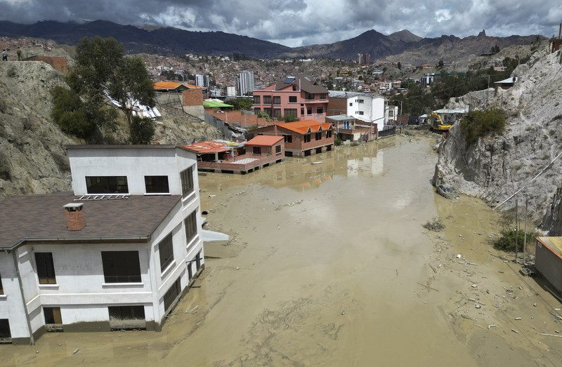 Rumah-rumah terendam banjir akibat meluapnya Sungai Pasajahuira di La Paz, Bolivia, Minggu, 24 November 2024. (AP Photo/Juan Karita)