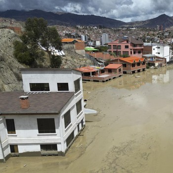 Bolivia Dihantam Longsor, Potret Tentara Diterjunkan Evakuasi Warga
