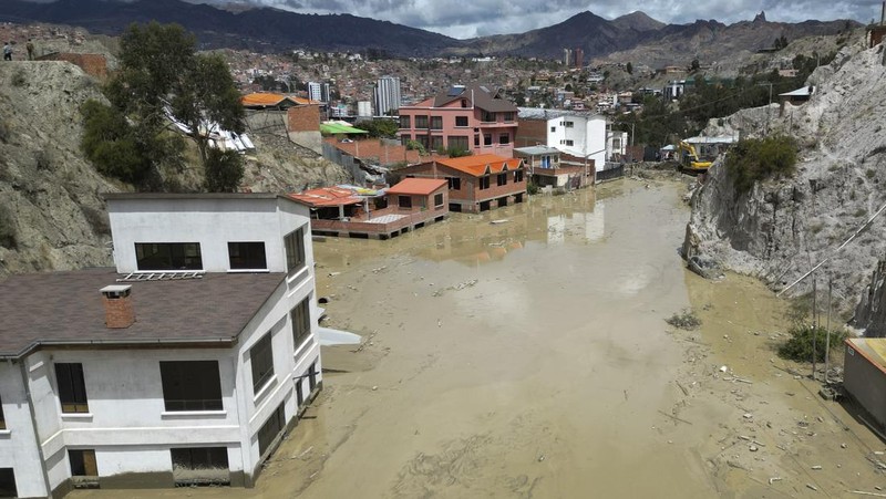 Rumah-rumah terendam banjir akibat meluapnya Sungai Pasajahuira di La Paz, Bolivia, Minggu, 24 November 2024. (AP Photo/Juan Karita)