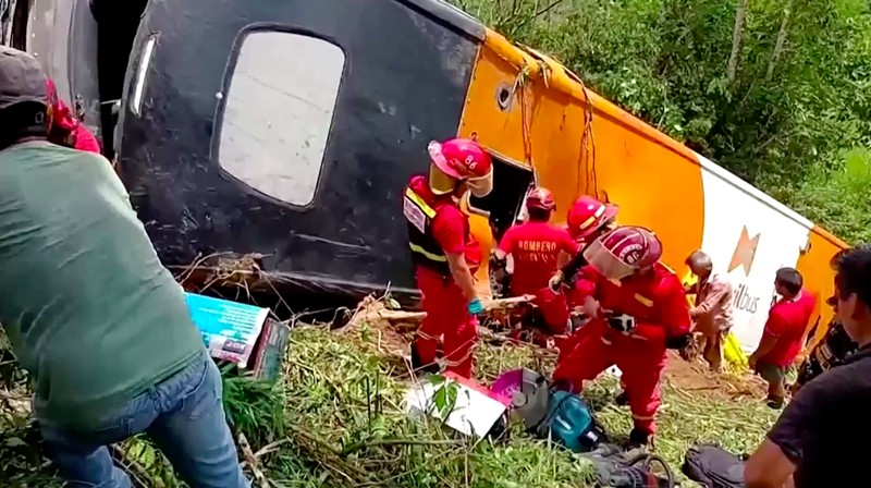 Sebelas orang tewas setelah sebuah bus yang penuh dengan siswa sekolah menengah atas (SMA), guru, dan orang tua jatuh dari tebing. Ini terjadi di Provinsi Moyobamba, di wilayah San Marin, Peru, Sabtu waktu setempat. (Tangkapan Layar Video Reuters/GENIOS TV)