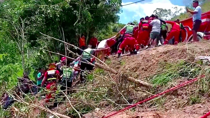 Sebelas orang tewas setelah sebuah bus yang penuh dengan siswa sekolah menengah atas (SMA), guru, dan orang tua jatuh dari tebing. Ini terjadi di Provinsi Moyobamba, di wilayah San Marin, Peru, Sabtu waktu setempat. (Tangkapan Layar Video Reuters/GENIOS TV)