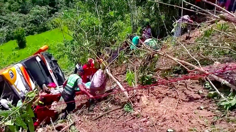 Sebelas orang tewas setelah sebuah bus yang penuh dengan siswa sekolah menengah atas (SMA), guru, dan orang tua jatuh dari tebing. Ini terjadi di Provinsi Moyobamba, di wilayah San Marin, Peru, Sabtu waktu setempat. (Tangkapan Layar Video Reuters/GENIOS TV)