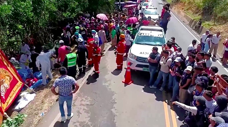 Sebelas orang tewas setelah sebuah bus yang penuh dengan siswa sekolah menengah atas (SMA), guru, dan orang tua jatuh dari tebing. Ini terjadi di Provinsi Moyobamba, di wilayah San Marin, Peru, Sabtu waktu setempat. (Tangkapan Layar Video Reuters/GENIOS TV)