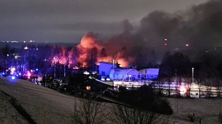 Sebuah pesawat kargo yang sedang dalam perjalanan dari Jerman jatuh beberapa meter dari sebuah rumah tinggal di Vilnius, Lithuania. (Ist Tangkapan Layar)